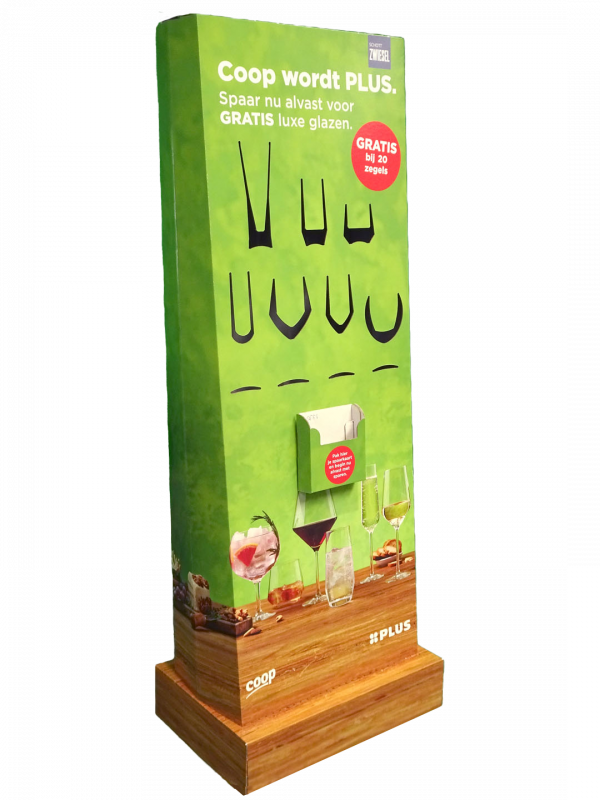 Een kartonnen standee display voor Coop / Plus met informatie over een spaaractie