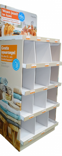 Een winkeldisplay voor handdoeken als onderdeel van een spaaractie